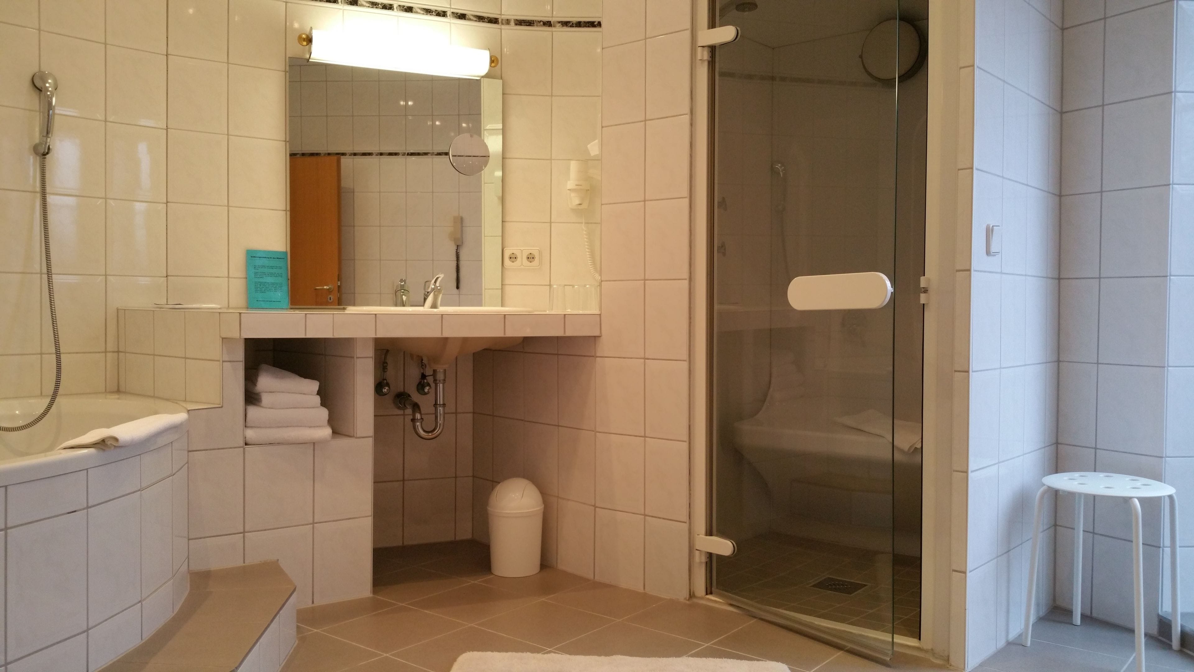 comfort suite, 1 bedroom, non smoking | bathroom | shower, free toiletries, hair dryer, towels
