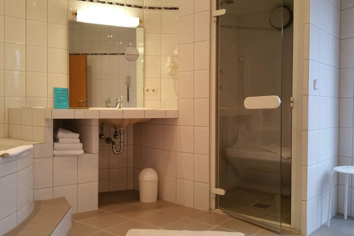 comfort suite, 1 bedroom, non smoking | bathroom | shower, free toiletries, hair dryer, towels