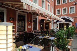 Standard Single Room | Outdoor dining | Breakfast, lunch, dinner served; international cuisine, alfresco dining 