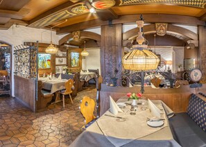 Breakfast, lunch, dinner served; international cuisine, alfresco dining 
