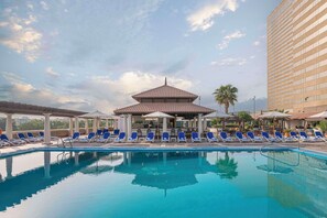 Piscine extérieure, chaises longues