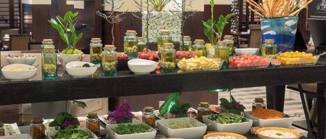 Ein reichhaltiges Buffet mit verschiedenen Speisen und Beilagen.