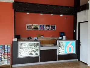 Lobby - Motel 6 Santa Nella, CA - Los Banos (Gustine)