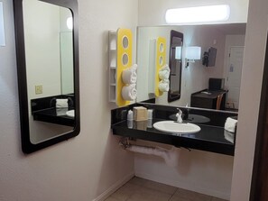 Combined shower/bathtub, hydromassage showerhead, free toiletries