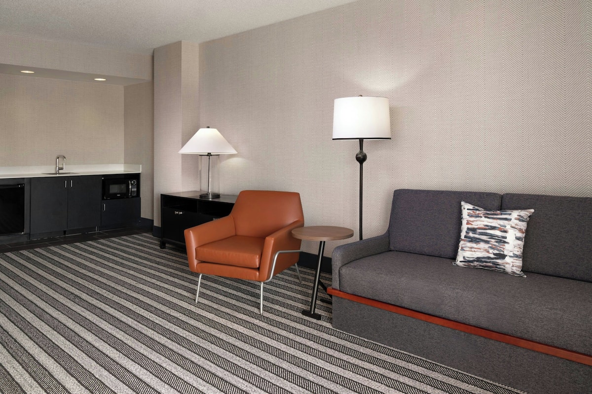 Suite Signature, 1 chambre | Salle de séjour | Téléviseur à écran plat de 24 po avec télévision par cùble, téléviseur