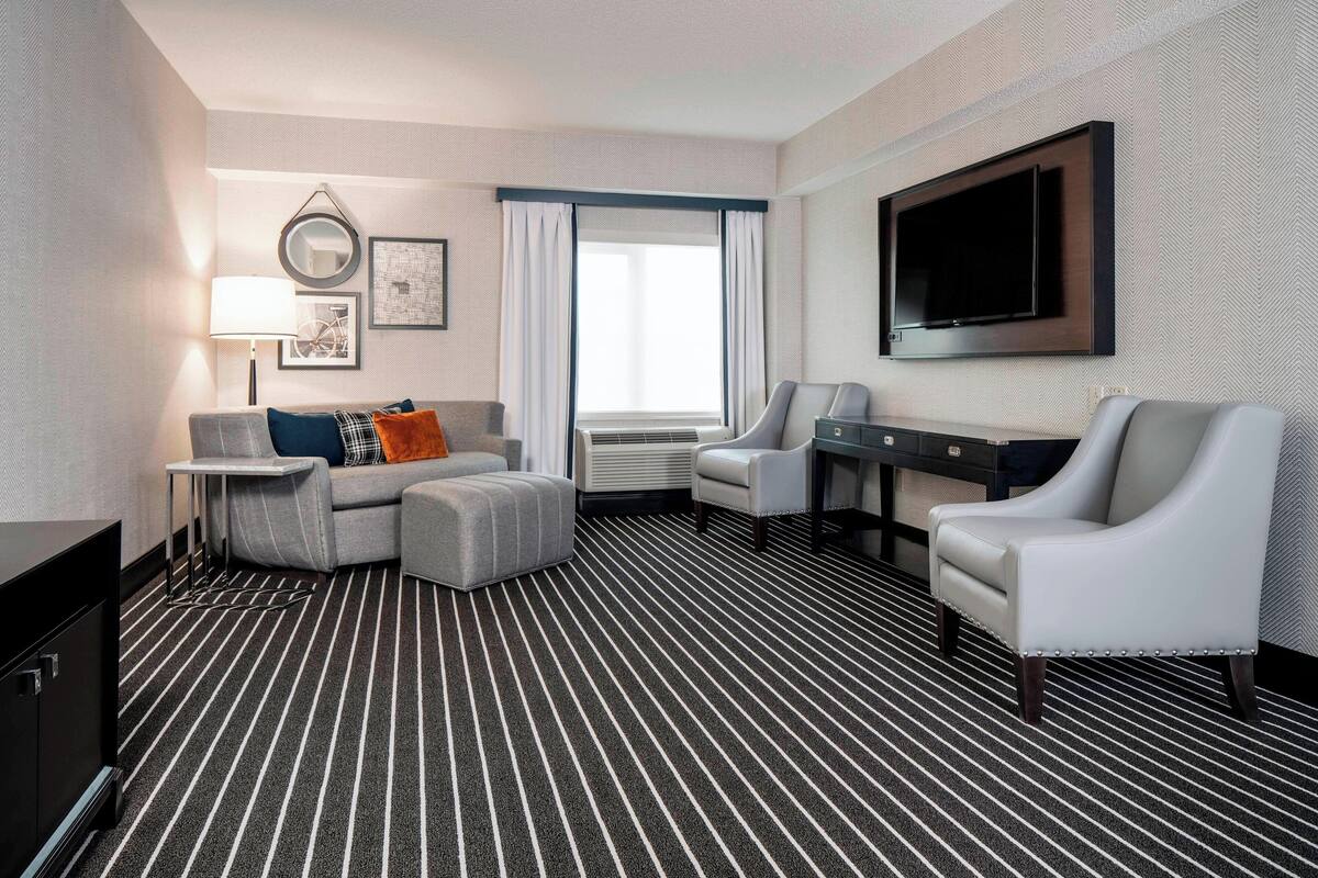 Suite, 1 Bedroom | Living room