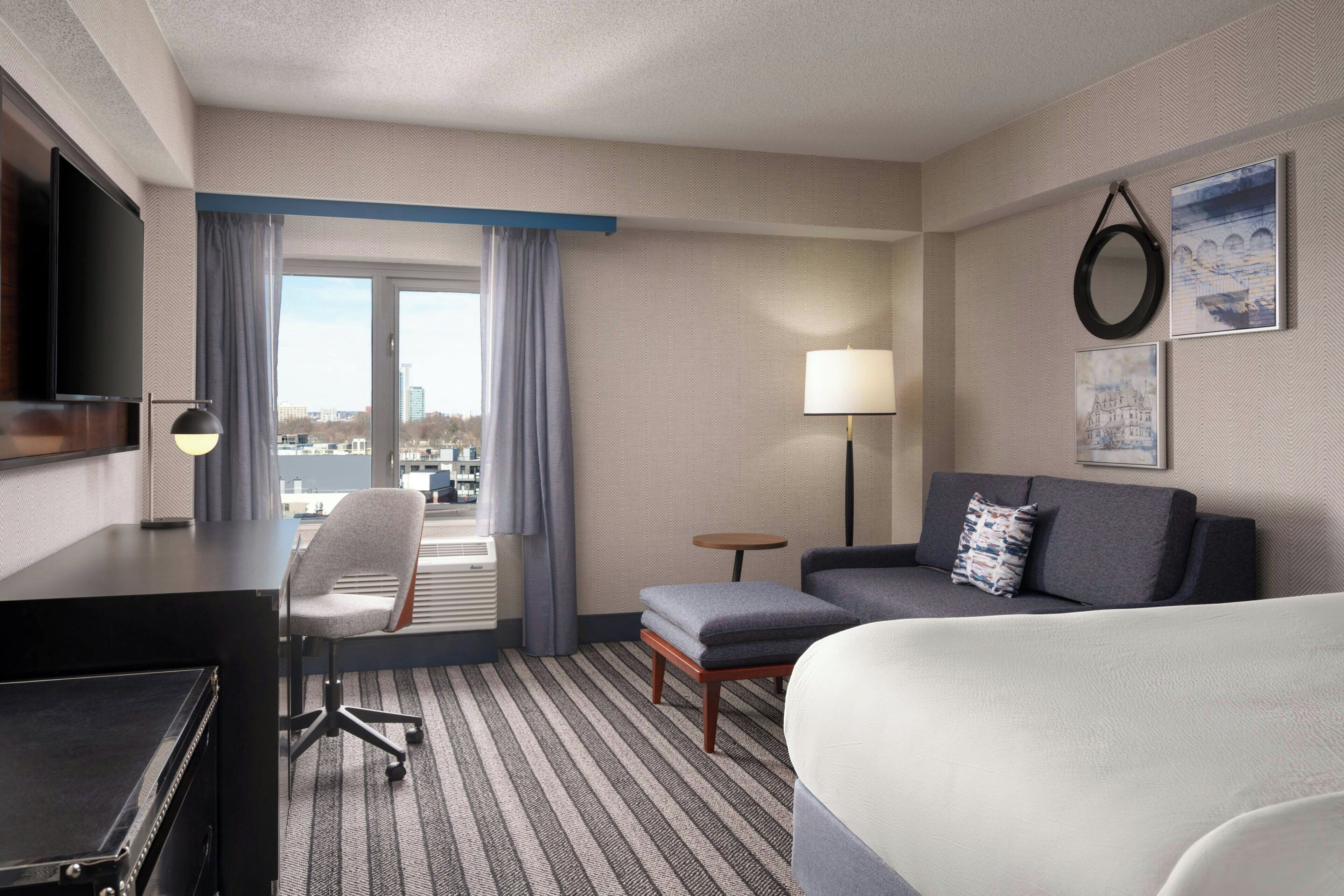 Studio, 1 King Bed, City View | Premium bedding, pillowtop beds, in-room safe, desk