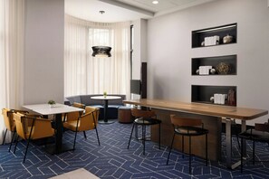 Lobby lounge - Courtyard by Marriott Boston Brookline (Brookline)