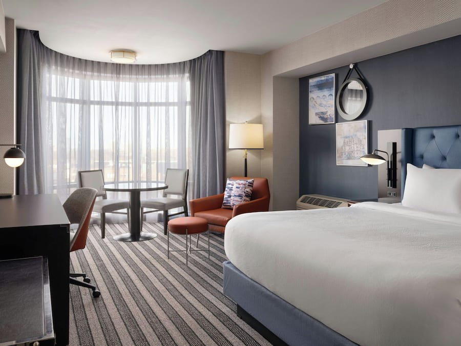 Executive Studio, 1 King Bed | Premium bedding, pillow-top beds, in-room safe, desk