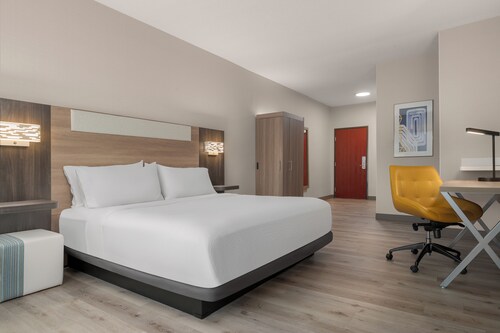 Holiday Inn Express & Suites Southfield Detroit by IHG