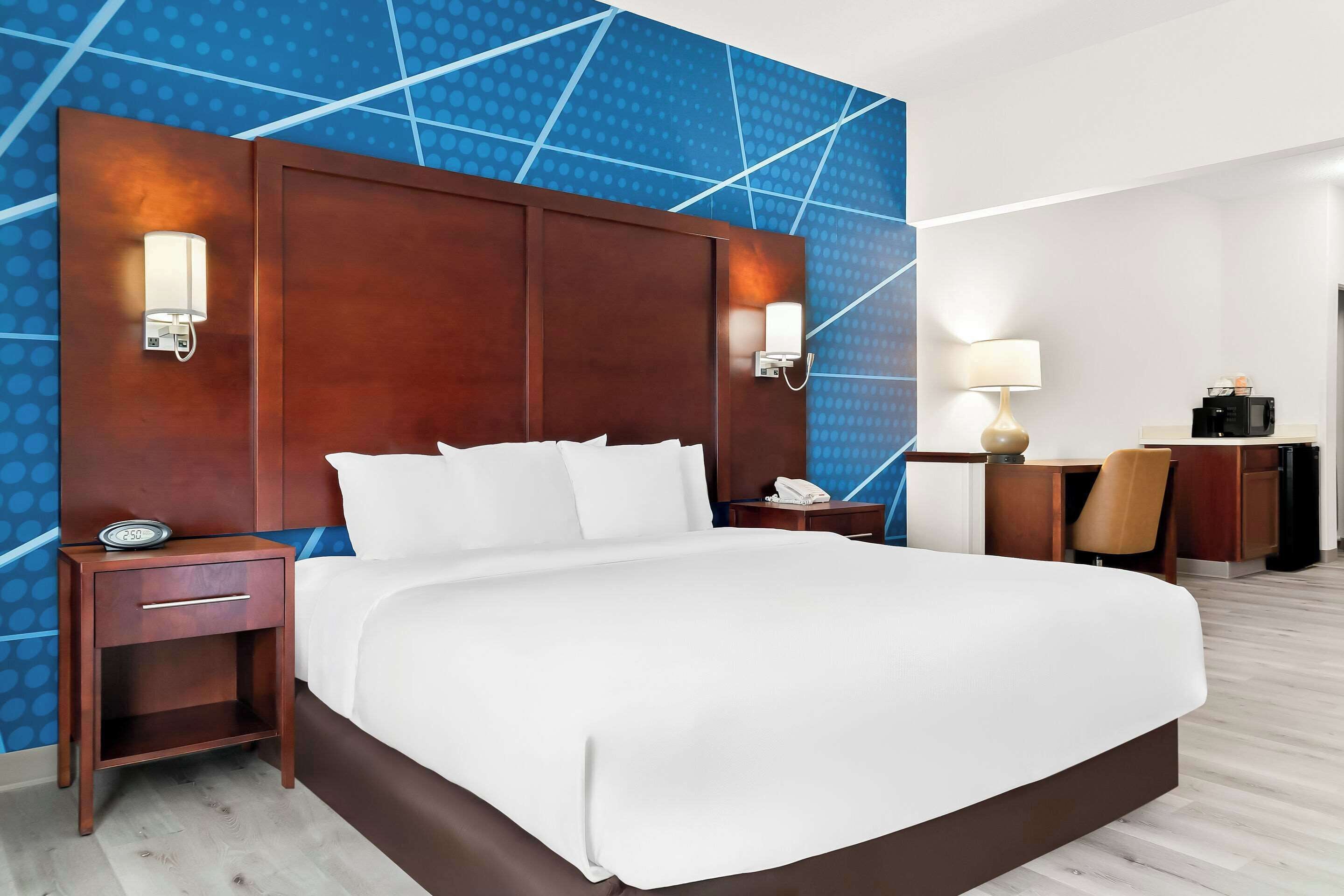 Hochwertige Bettwaren, Schreibtisch, laptopgeeigneter Arbeitsplatz