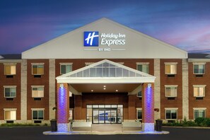 Een Holiday Inn Express hotel met een opvallende ingang, een plat dak en een gevel van baksteen.