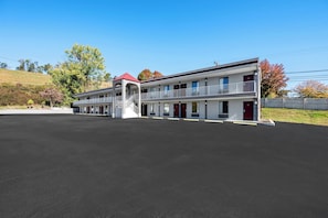 A two-story motel with a central staircase, a covered entrance, and a parking lot. - Red Roof Inn Abingdon (Abingdon)