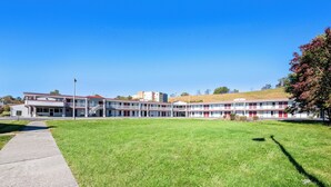 A large, multi-story building with a flat roof and a central staircase. - Red Roof Inn Abingdon (Abingdon)