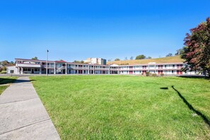 A large, multi-story building with a flat roof and a central staircase. - Red Roof Inn Abingdon (Abingdon)