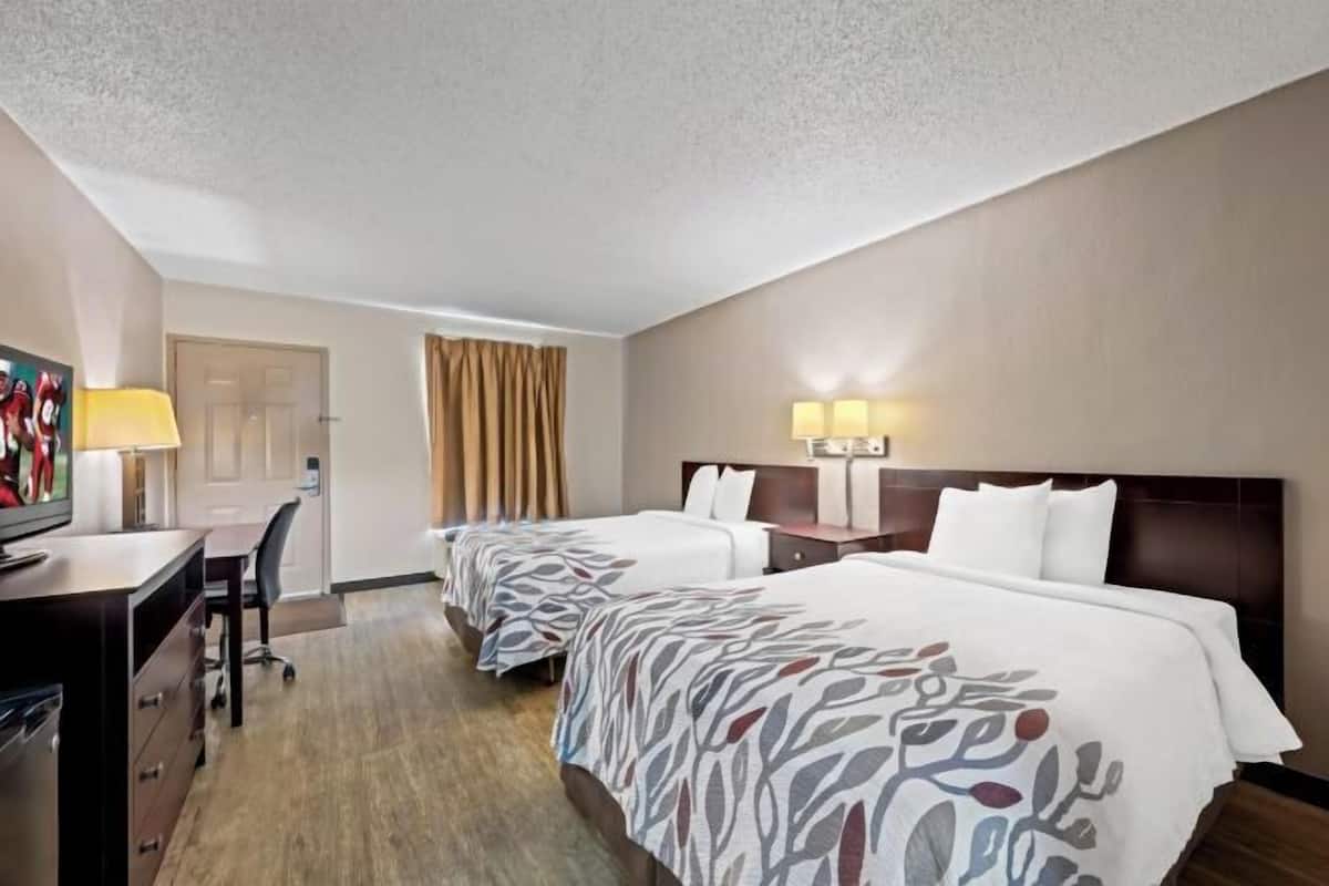 Bureau, rideaux d’obscurcissement, lit de bébé (gratuit)