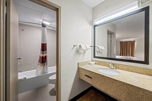 Articles de toilette gratuits, sèche-cheveux, serviettes fournies