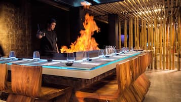 4 restaurants, lunch served