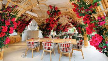 4 restaurantes; se sirven comidas