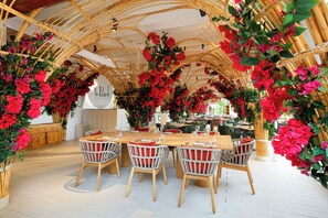 4 間餐廳,供應午餐