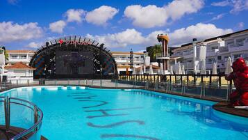 3 Außenpools, Sonnenschirme, Liegestühle