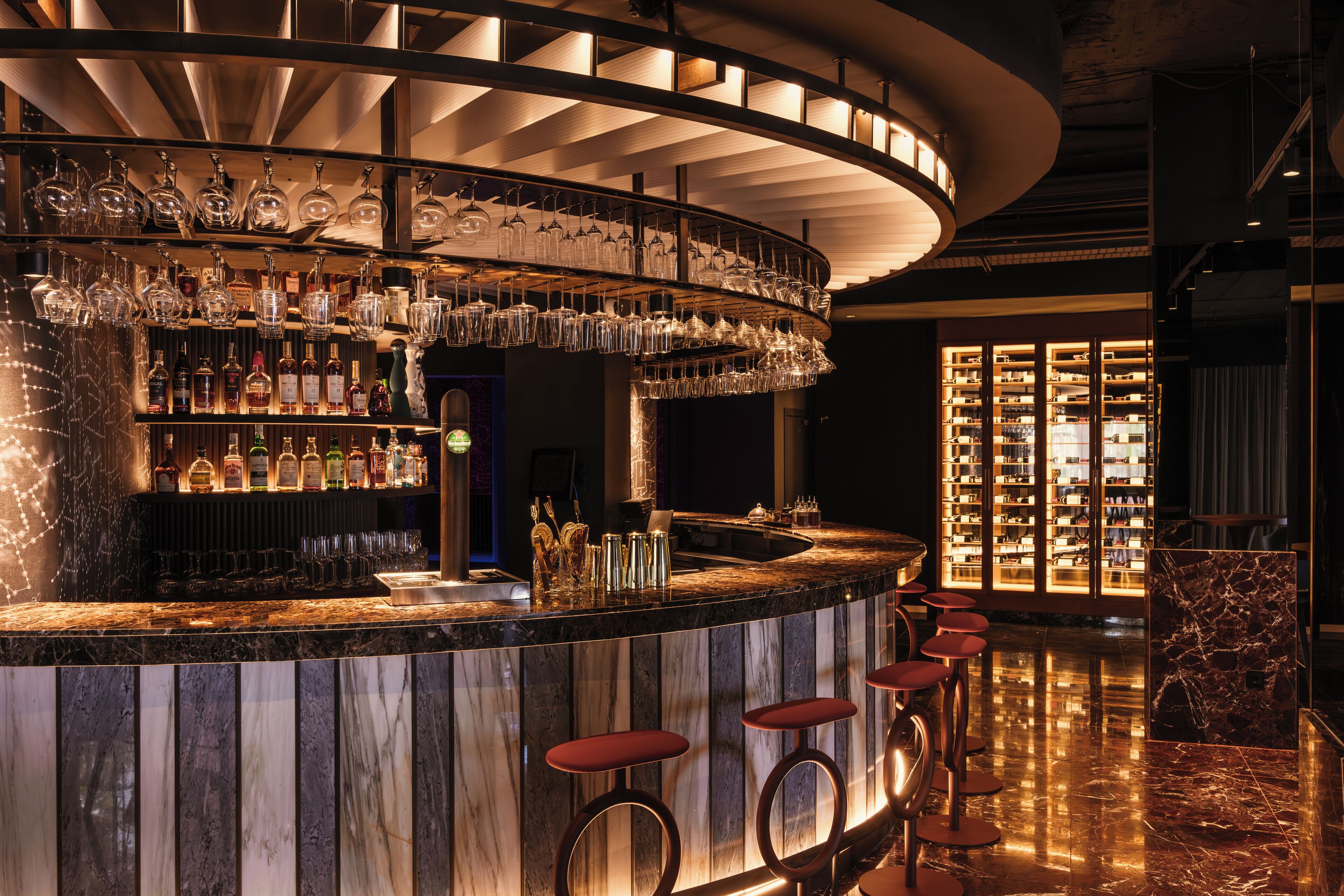 4 restaurants, serveren lunch