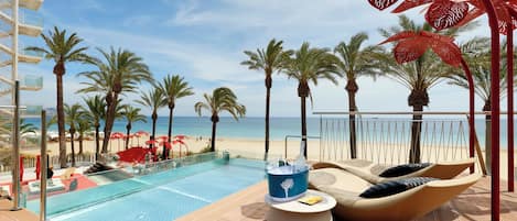 En la playa, camastros, sombrillas y toallas de playa