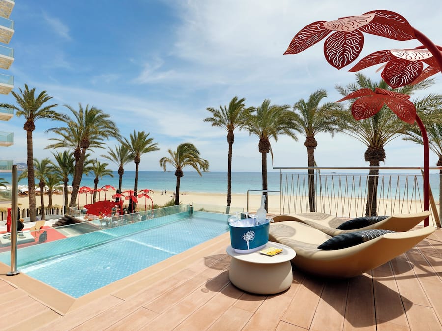 Aan het strand, ligstoelen aan het strand, parasols, strandlakens