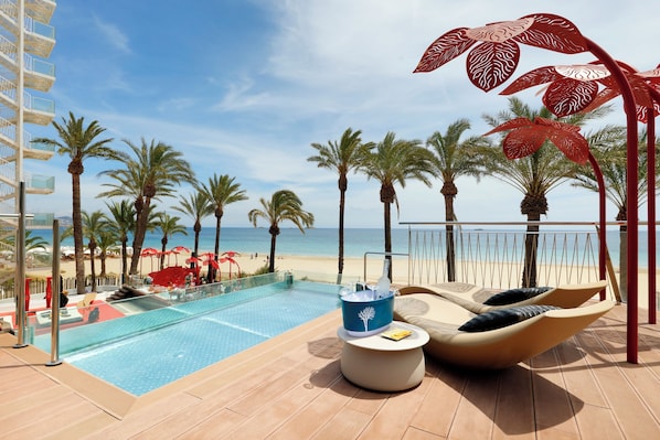 Sur la plage, chaise longue, parasol, serviettes de plage