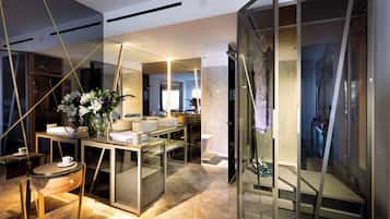 Een douche, gratis toiletartikelen, een haardroger, badjassen
