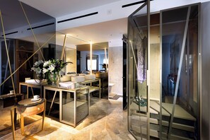 Shower, free toiletries, hair dryer, bathrobes - Ushuaïa Ibiza Beach Hotel - Adults Only - Club Entrance Included (Sant Josep de sa Talaia)