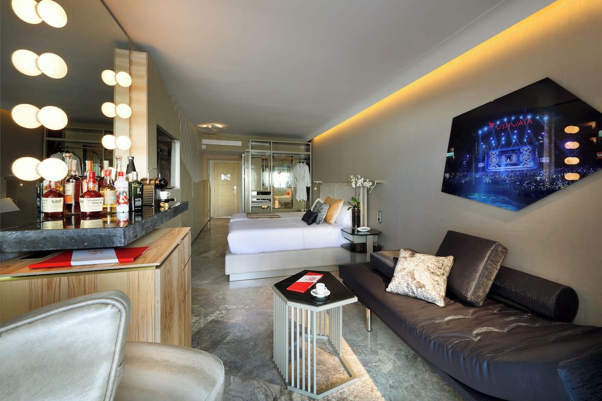 1 bedroom, premium bedding, minibar, in-room safe