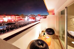 Club Suite - Stage View - Entrance to Ushuaia Club Included | 露台/庭院