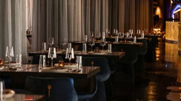 4 restaurants; lunch and dinner served