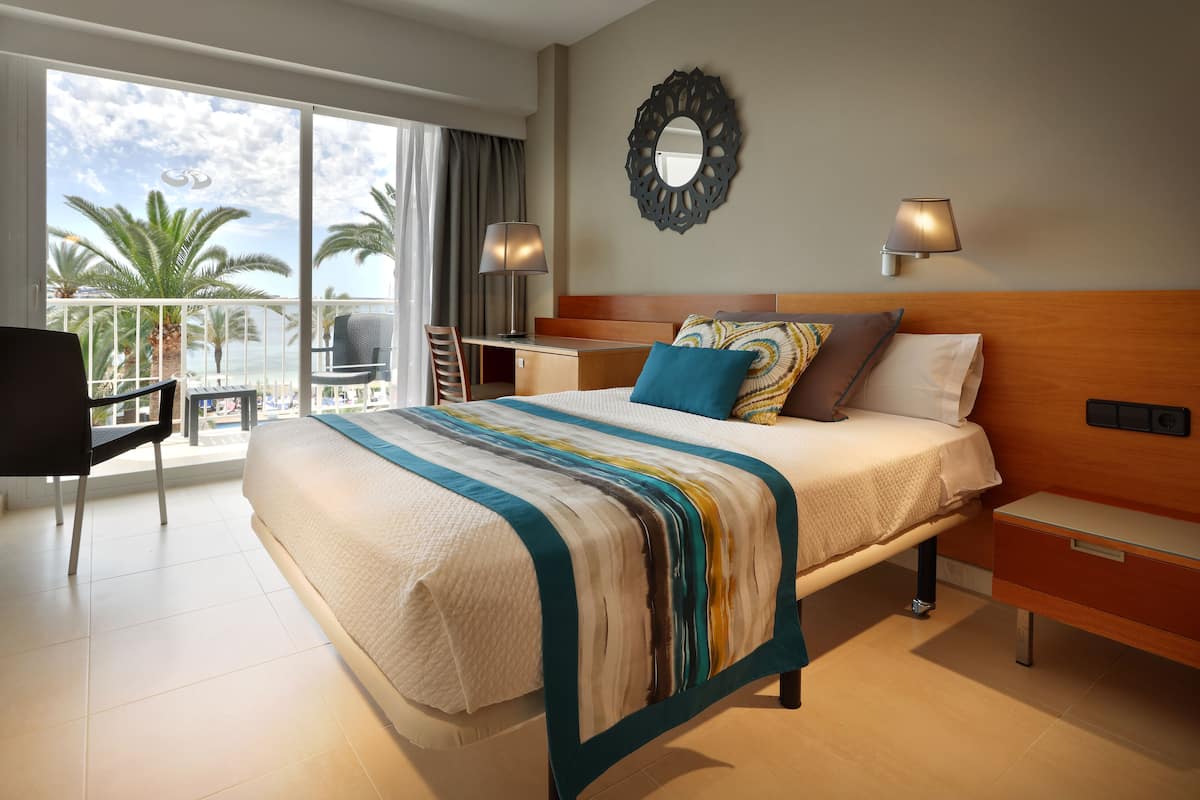 Deluxe Single Room, Sea Facing (Single use) | 1 bedroom, minibar, in-room safe, desk