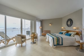 Suite junior, vistas al mar (Panoramic) | Minibar, caja fuerte, escritorio y espacio para trabajar con un portátil