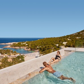 3 outdoor pools, pool umbrellas, sun loungers