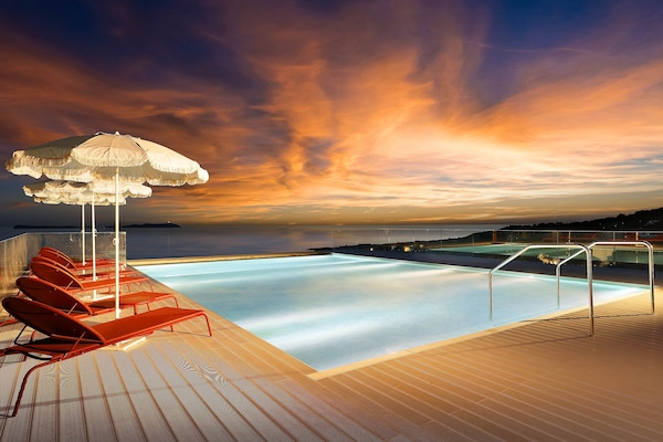 3 piscinas al aire libre, sombrillas, sillones reclinables de piscina