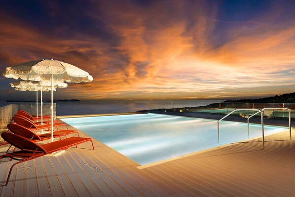 3 piscines extérieures, parasols, chaises longues