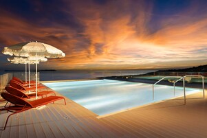 3 piscinas al aire libre, sombrillas, sillones reclinables de piscina