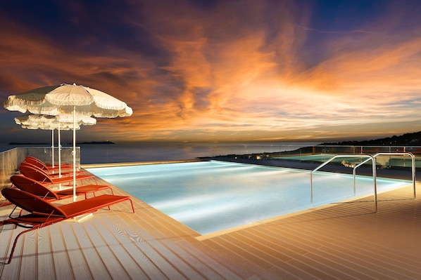 3 piscines extérieures, parasols de plage, chaises longues