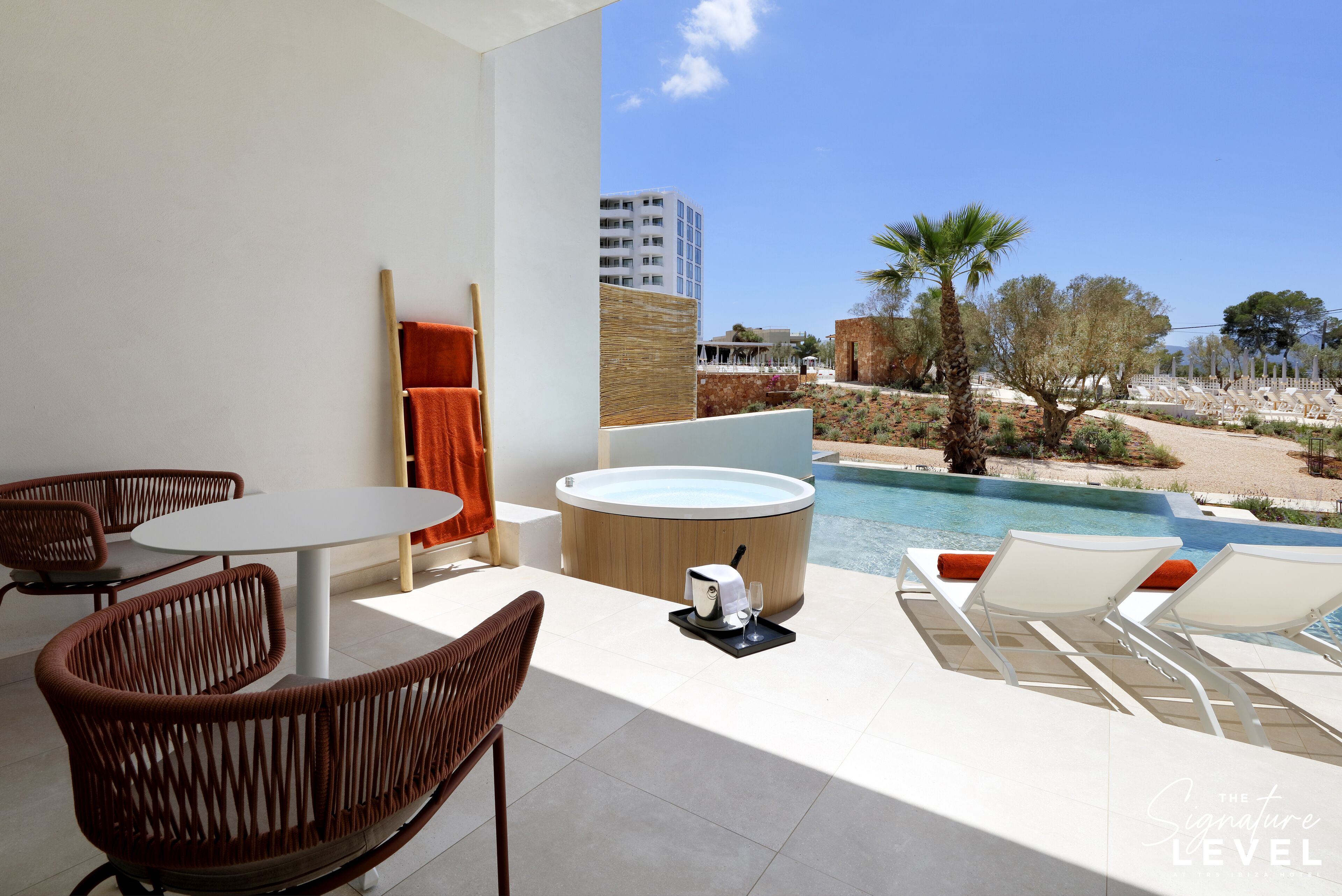 Junior Suite (Signature Level, Swim up) - Club Access Included | Privéspabad