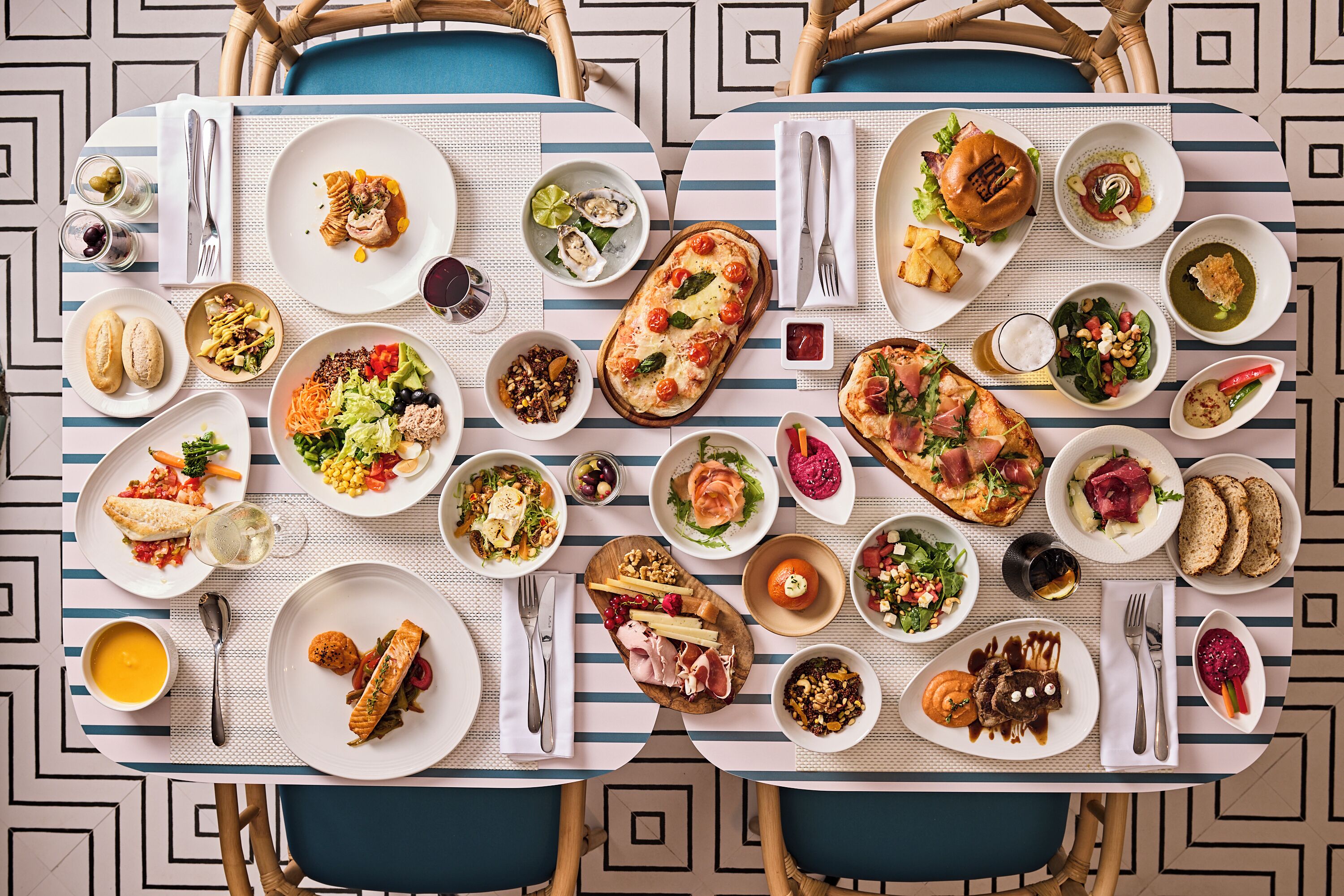 2 restaurants; breakfast, lunch and dinner served 