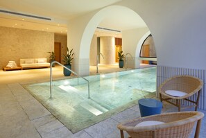 Sauna, höyrysauna, vartalohoitoja, kasvohoitoja, käsi- ja jalkahoitoja