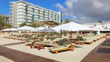 Plage, chaises longues, parasols, serviettes de plage