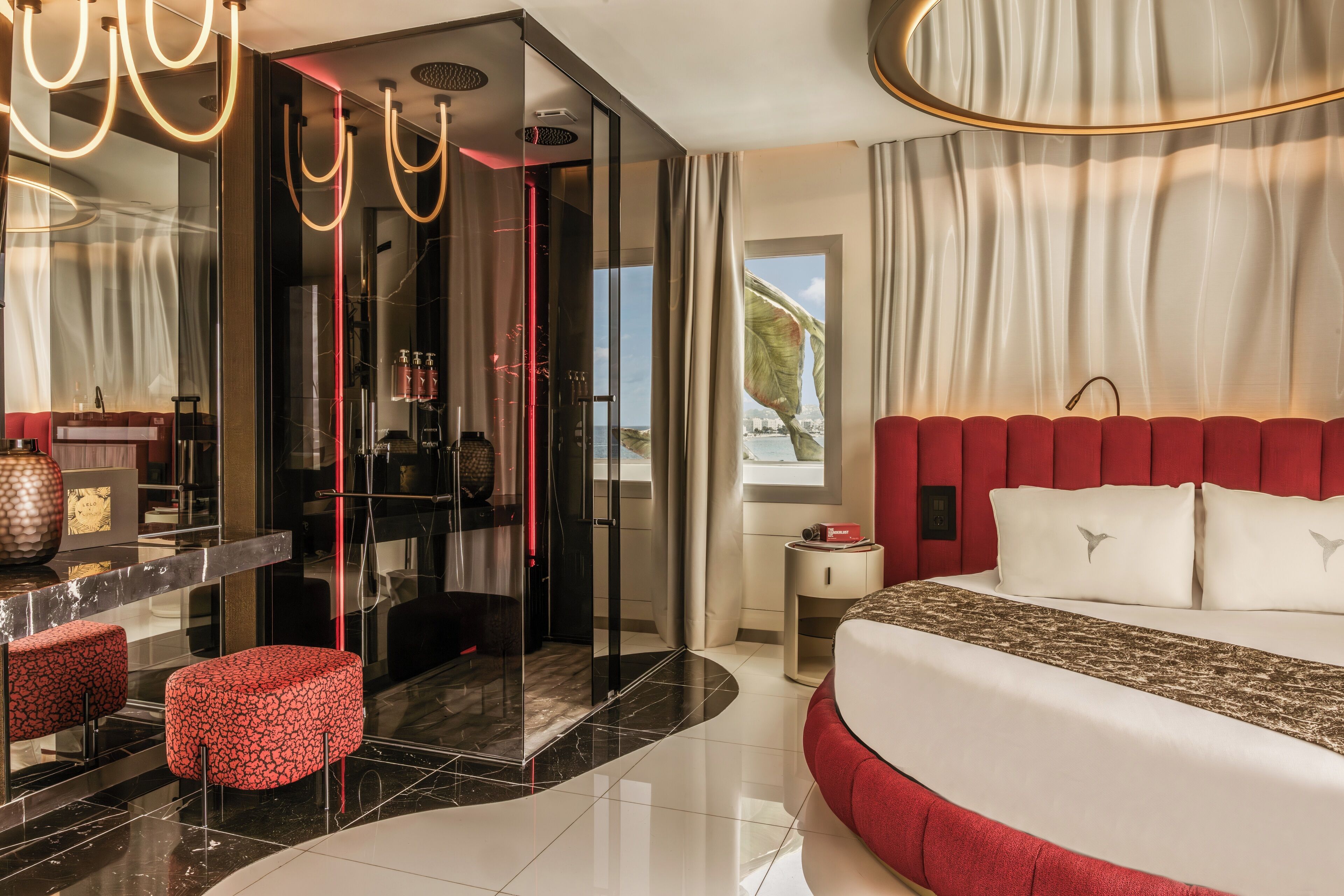 Ylelliset vuodevaatteet, minibaari, tallelokero huoneessa, työpöytä