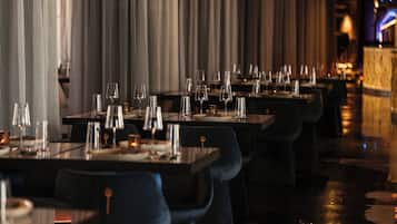 5 Restaurants; Mittagessen und Abendessen werden serviert