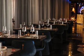 5 restaurants; lunch and dinner served