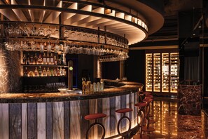 4 か所のレストラン、ランチ、ディナーに営業 (シーフード)