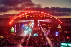 Eine große Open-Air-Bühne mit Publikum.